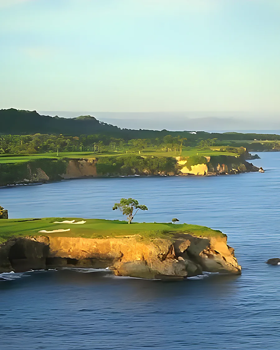Campo de golf sobre el acantilado en Playa Grande